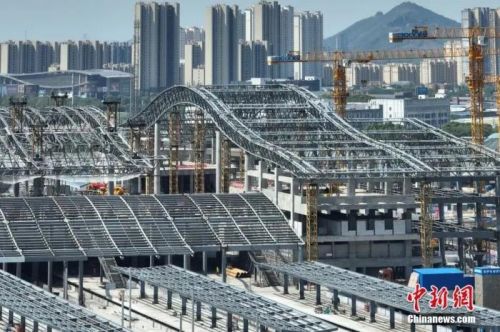 圖為航拍南沿江鐵路江陰站站房屋面鋼結構桁架整體提升現場。(無人機照片) 中新社記者 泱波 攝